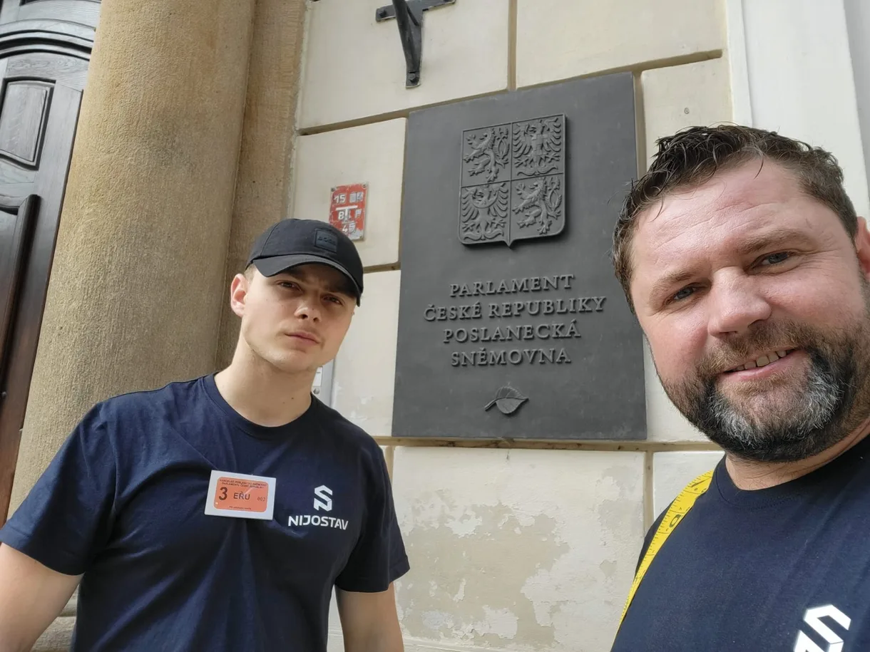 Jozef Sontág se synem Nikolasem v&nbsp;pracovních tričkách NIJOSTAV