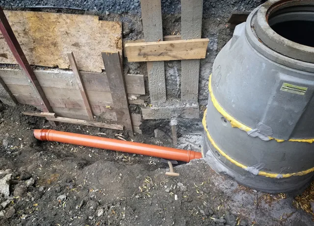 Napojení kanalizačního potrubí do betonové šachty