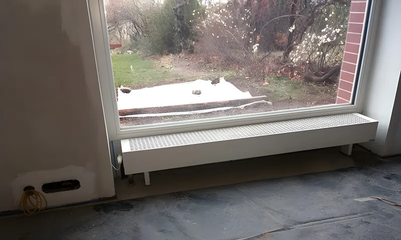 Podlahový konvektor pod oknem do zahrady