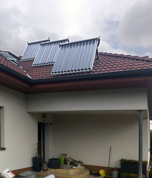 Vakuové solární kolektory na střeše rodinného domu