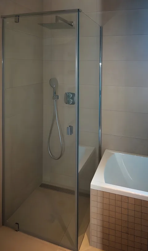 Sprchový kout a&nbsp;vana po rekonstrukci bytu na Žižkově