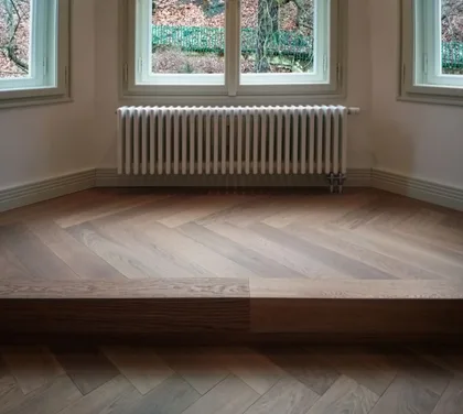 Nový radiátor pod oknem po výměně rozvodů topení