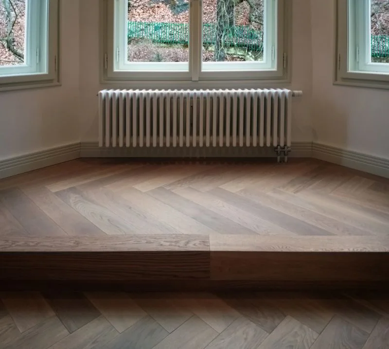 Nový radiátor pod oknem po výměně rozvodů topení